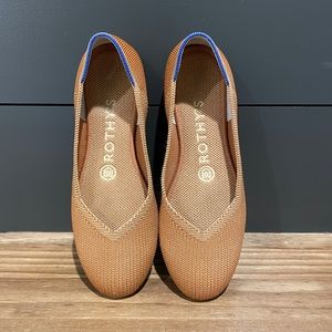 Size 6, authentic Rothy’s fawn flat